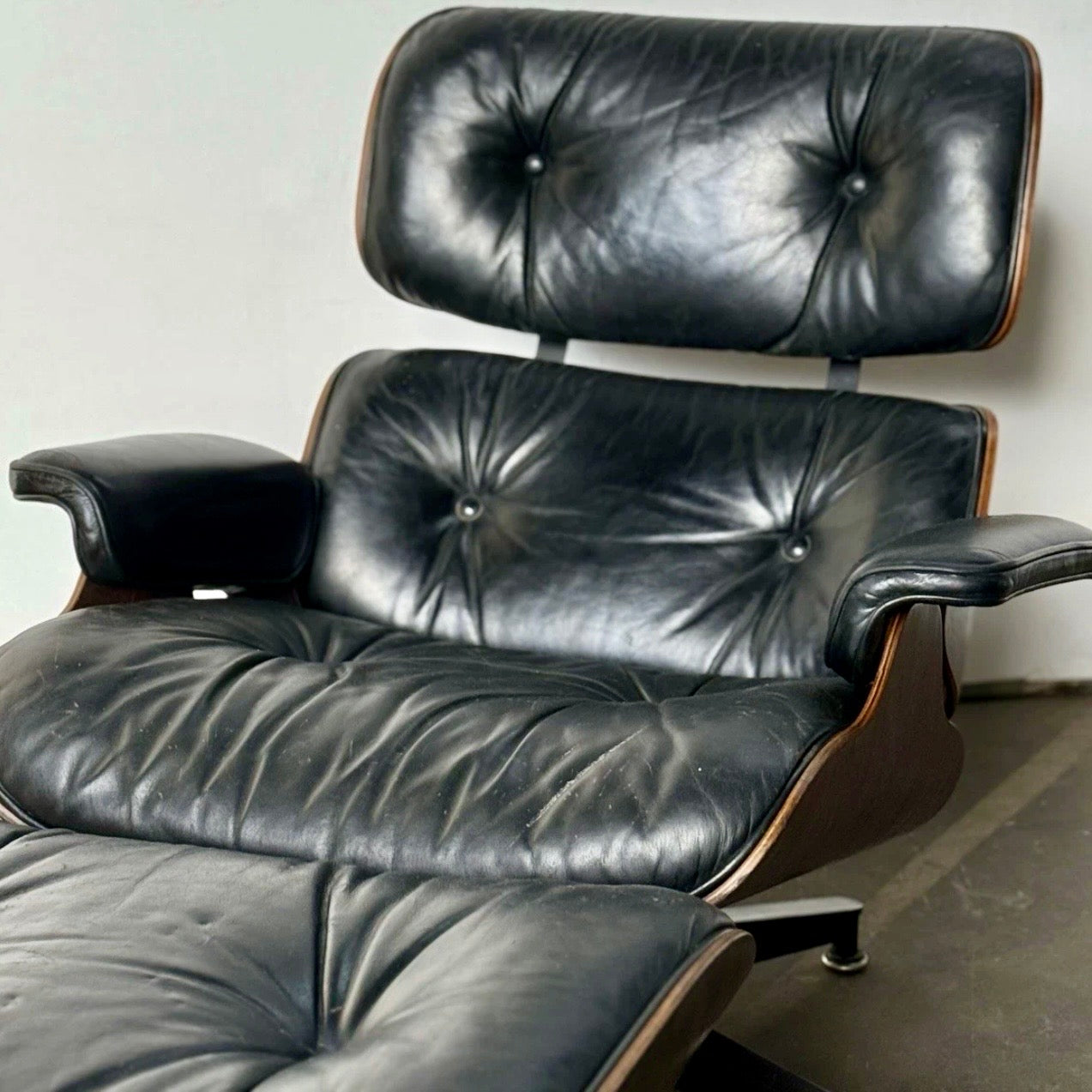 Herman Miller Eames Lounge Chair & Ottoman (2nd Gen) Black/Rio